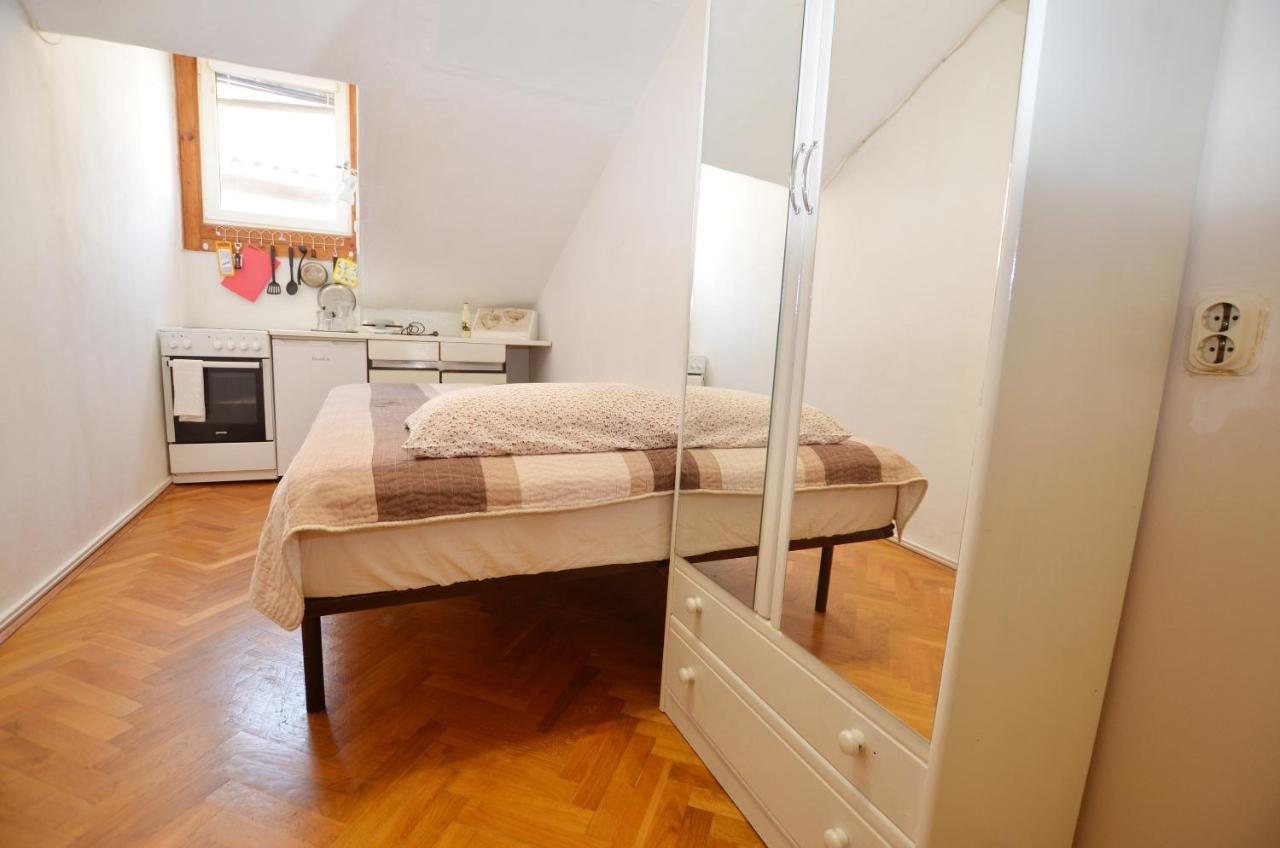 Carera Room Ровин Екстериор снимка